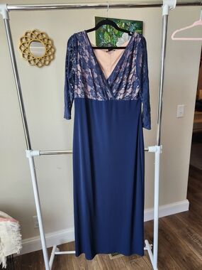 Elegant Navy Lace V-Neck Evening Dress